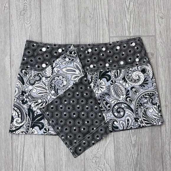 Sweet Spot Skirt Reversible Wrap Mini Adjustable Paisley Floral Black White Gray - Picture 5 of 12